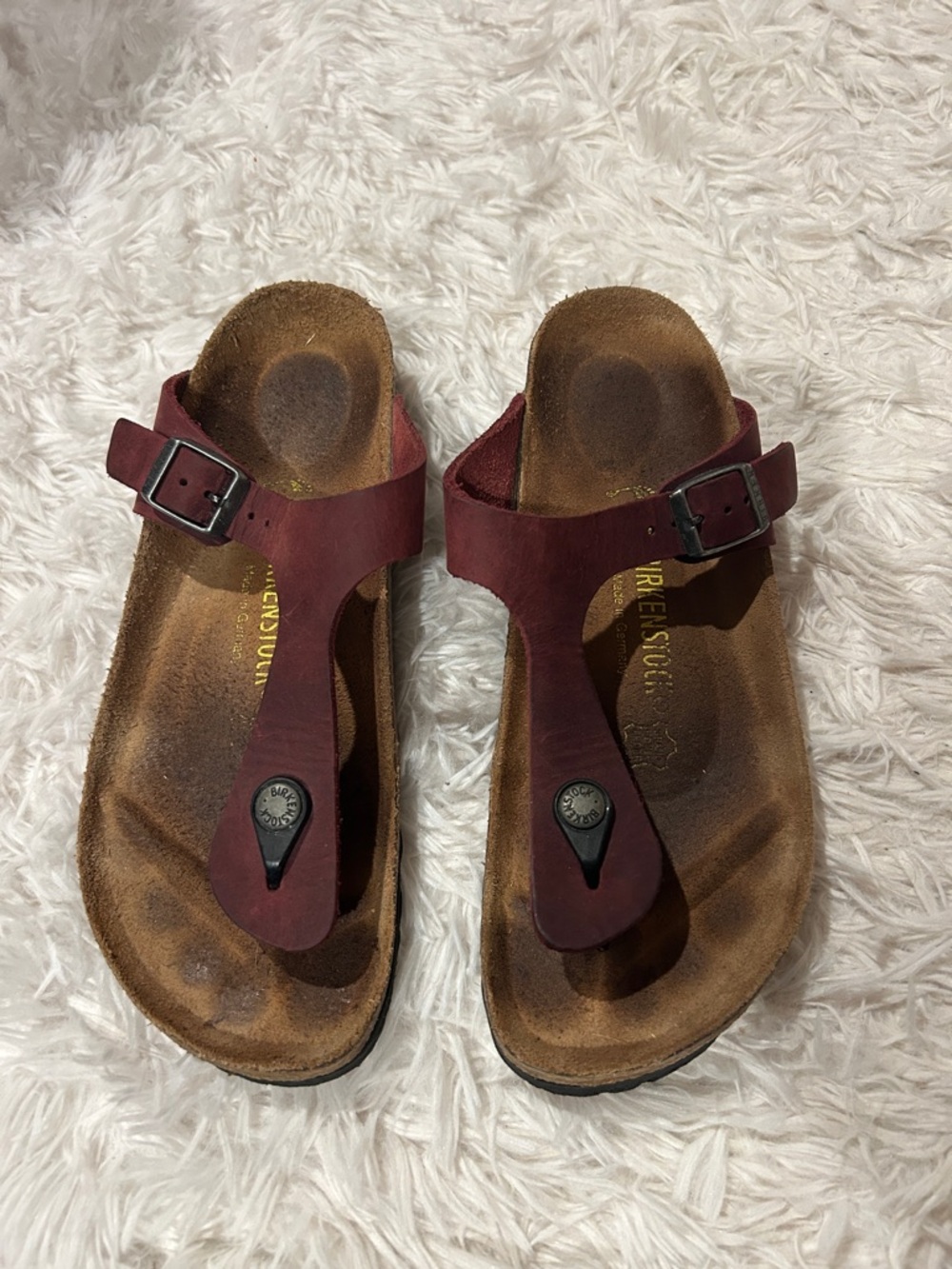 Birkenstock women’s gizeh Thong Sandals in Burgundy 40